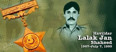 iM___Pakistan's tweet photo. حوالدار لالک جان شہید میٹرک کے بعد فوج میں بھرتی ہوئے۔
گلگت بلتستان کی وادی یاسین میں پیدا ہوئے (1967_1999)
حوالدار لالک جان شہید نے کارگل کے معرکے میں جرات و بہادری کی اعلیٰ مثال قائم کی اور شہادت پائی۔

_9_ https://t.co/Osyr6zlOxo