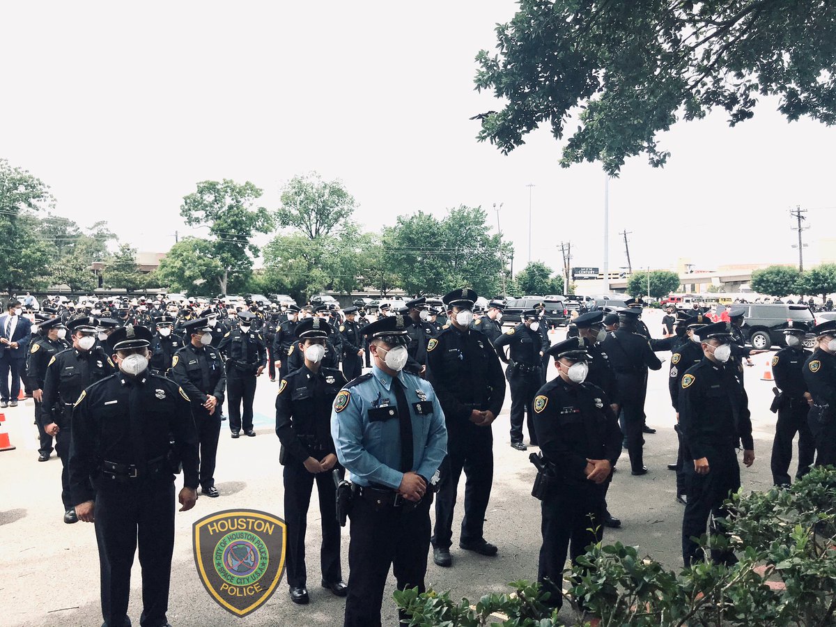 Ofc_RobHPD's tweet photo. Laying👼🏻a friend and classmate🚓to rest with his brothers👮🏻♂️and👮sisters behind him. Class2️⃣1️⃣2️⃣will always hold a special place in their❤️heart for Jason and his family. We will never🚁forget you... #75Fox #N8375F #relationalpolicing #houstonpolice https://t.co/P58VUpzQXN