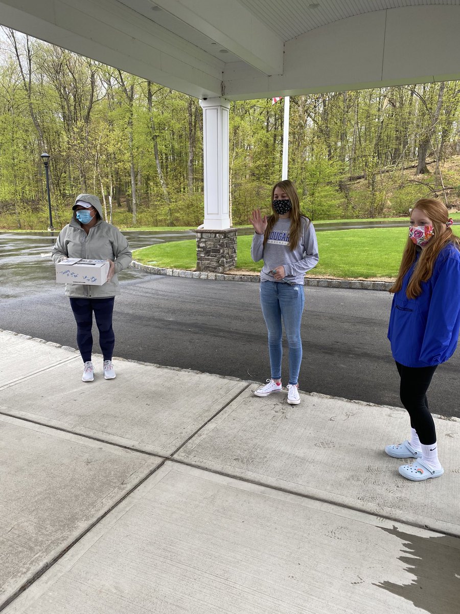 softball_krhs's tweet photo. Just shy of 400 cards, pictures &amp; words of encouragement delivered to Karen Ann Quinlan and Bristol Glen. Lady Cougars 🥎 giving back &amp; spreading some love ❤️ #Thisiskrhs #cougarpride #Family ⁦@KRHSBosworth⁩ ⁦@KittatinnyAD⁩ https://t.co/mr5ro2LzRU
