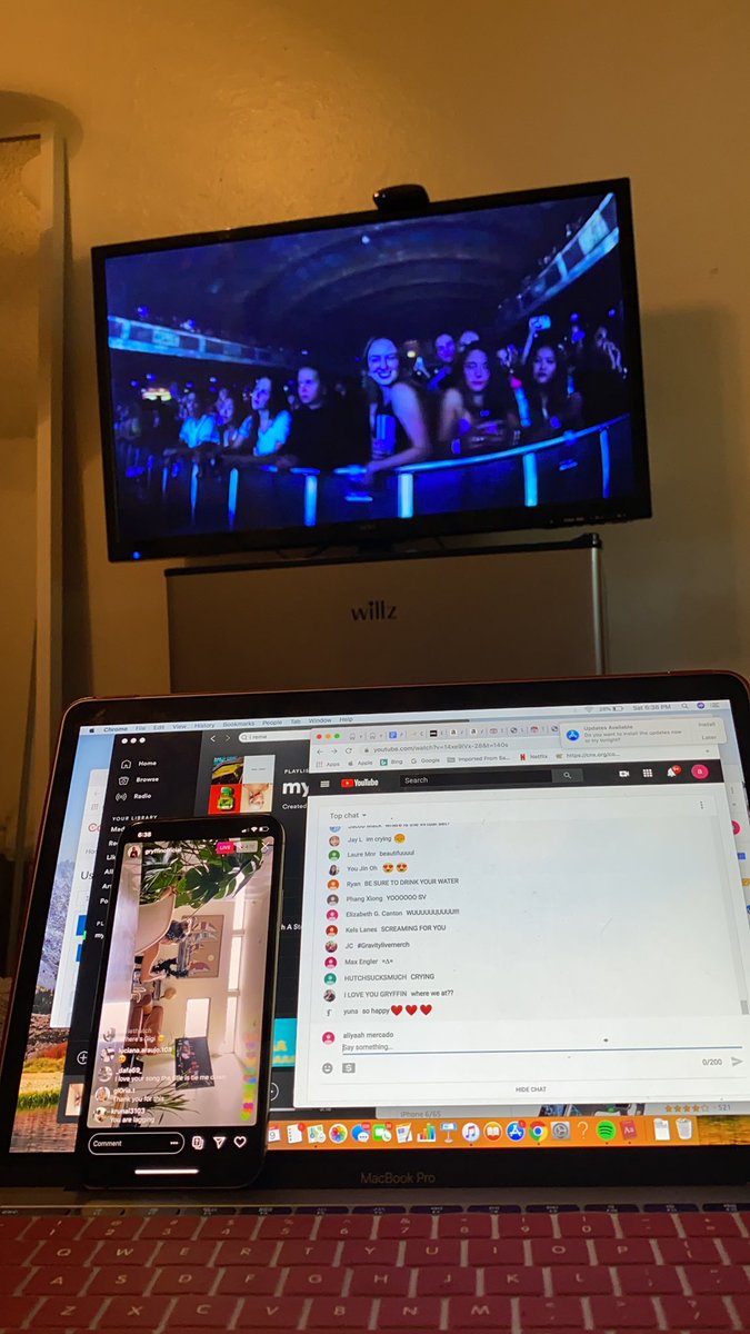 nocloutliyaah's tweet photo. Watching @gryffinofficial three different ways rn 🥺🥺 #GravityLiveMerch #gravitylive https://t.co/Sz20kmuC3p