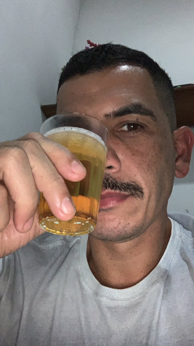 Marília, na sua caneca pode ser cerveja. Aqui é certo que é. 
#livemariliamendonca #TodosOsCantosDeCasa