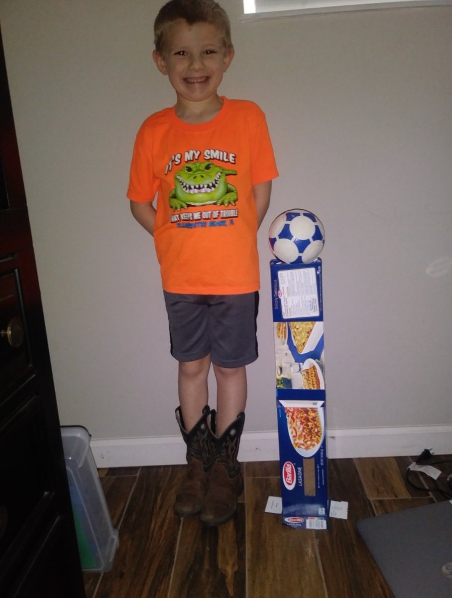 Suzzanne55711's tweet image. More Water Towers! My little creative engineers! @HCPSLanier @1_lanier @HCPSElemScience @WeAreHAEST #BetterTogether #OfCourseWeCan