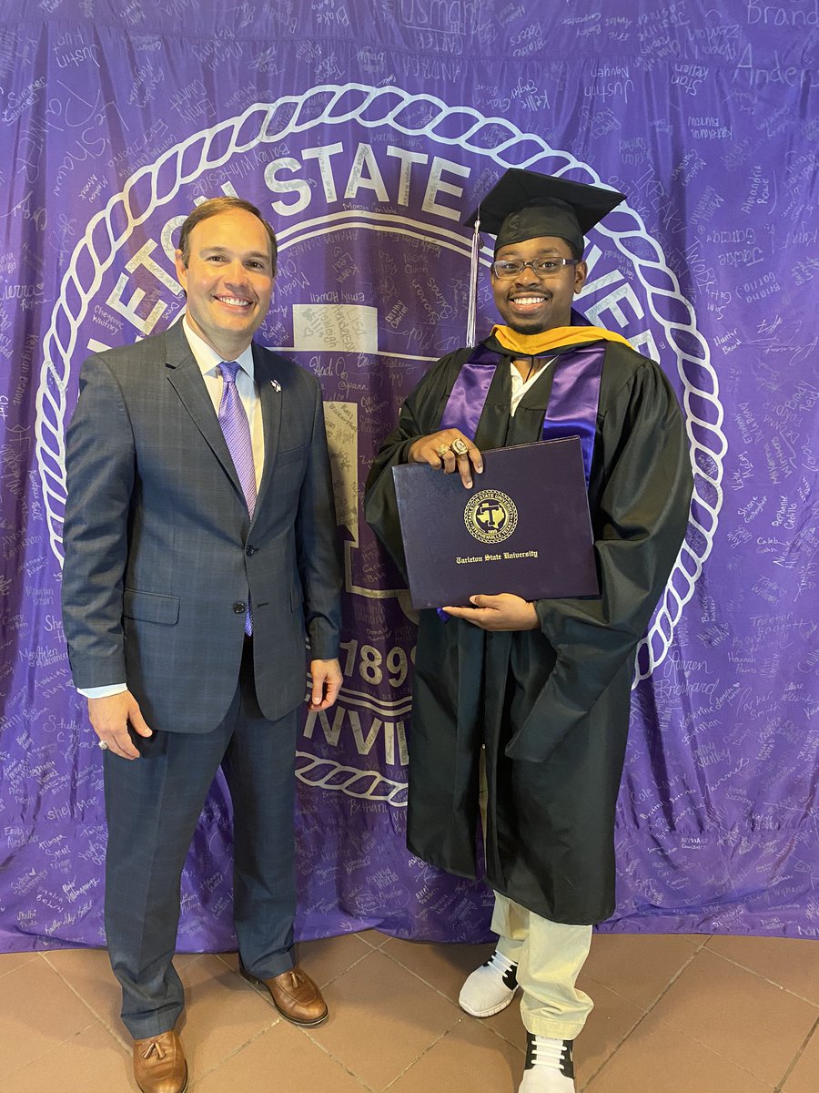 TarletonPrez's tweet photo. We love seeing our seniors around campus this weekend for their @TarletonState pictures 🎓💜🎉📸 https://t.co/Gv2sUFR79q