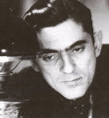 Ben senin en çok sesini sevdim
Buğulu çoğu zaman, taze bir ekmek gibi
Önce aşka çağıran,sonra dinlendiren
Bana her zaman dost, her zaman sevgili...

Ümit Yaşar Oğuzcan