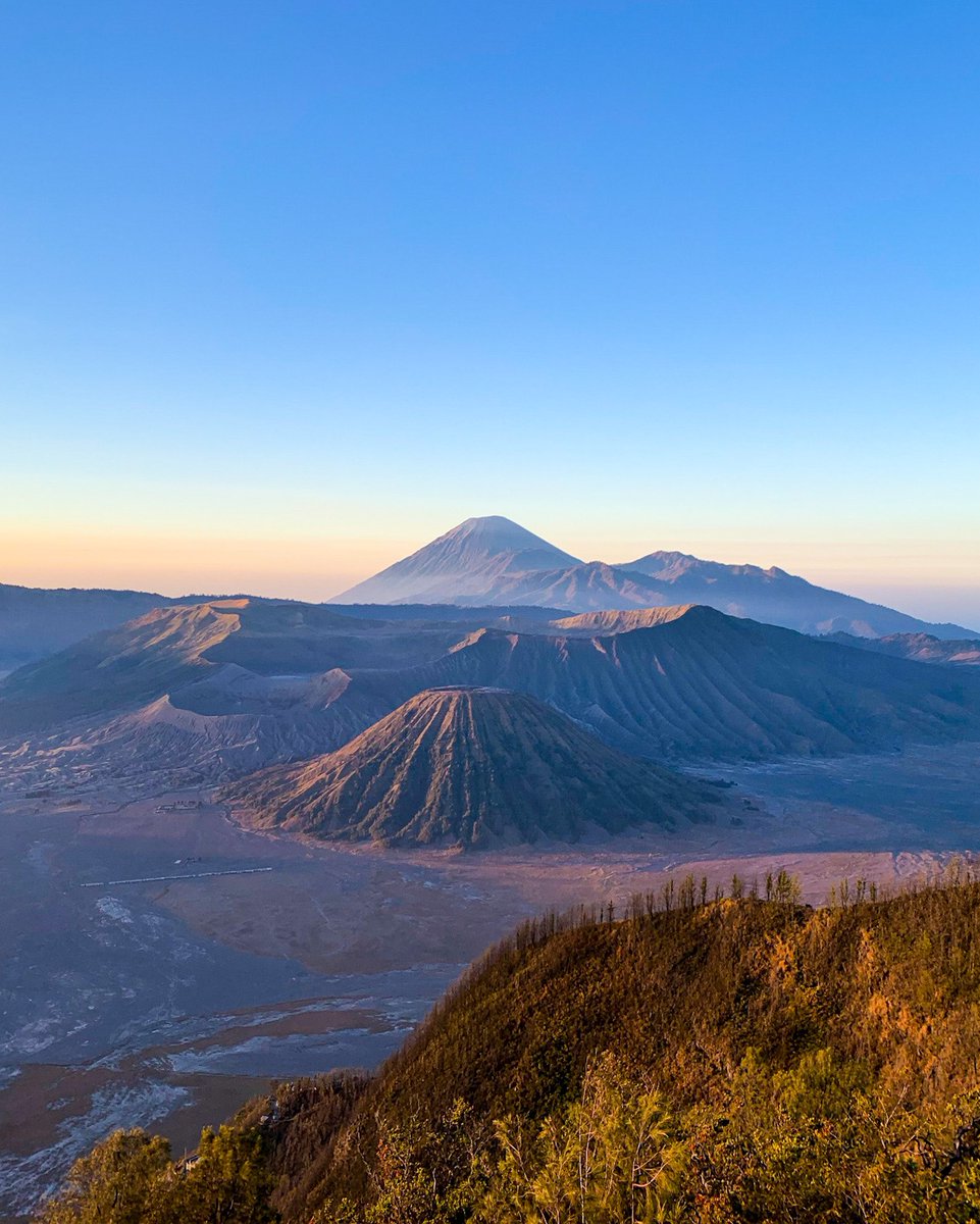 Sunrise views from Mount Bromo in Indonesia 👌🏼😍