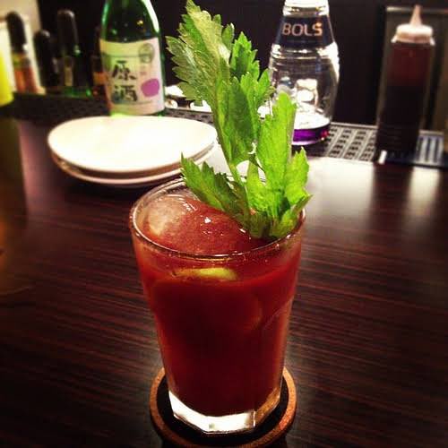 わぁーりん ワンス アポン ア タイム イン ハリウッド ブラッドピットがセロリ突き刺さったカクテル飲んでて何だっけってなった バリバリ食いながら飲んでてこれなら健康的だ ブラッディメアリー