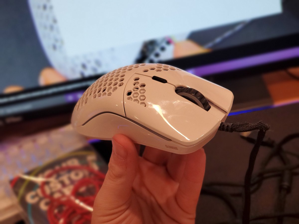 DeBottleMachine's tweet photo. Fully modded, new mouse feet, new cable, bandaid modded stabilizers and individually lubed key switches. Only took 4 hours but totally worth the outcome. #modded #PCMasterRace #twitchstreamer #keyboard #mouse #gloriouspcmasterrace #modelo https://t.co/X6YGOpB9Uv