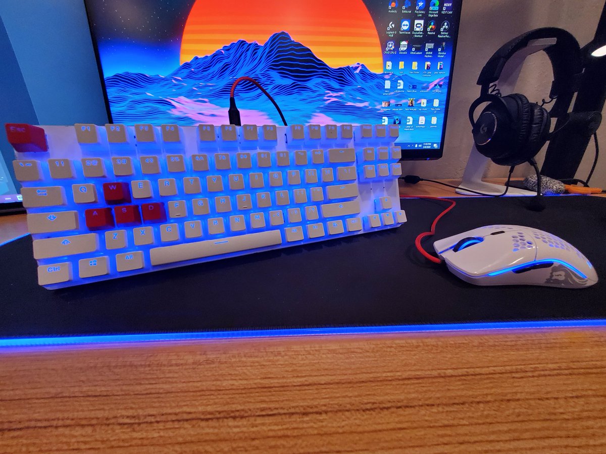 DeBottleMachine's tweet photo. Fully modded, new mouse feet, new cable, bandaid modded stabilizers and individually lubed key switches. Only took 4 hours but totally worth the outcome. #modded #PCMasterRace #twitchstreamer #keyboard #mouse #gloriouspcmasterrace #modelo https://t.co/X6YGOpB9Uv