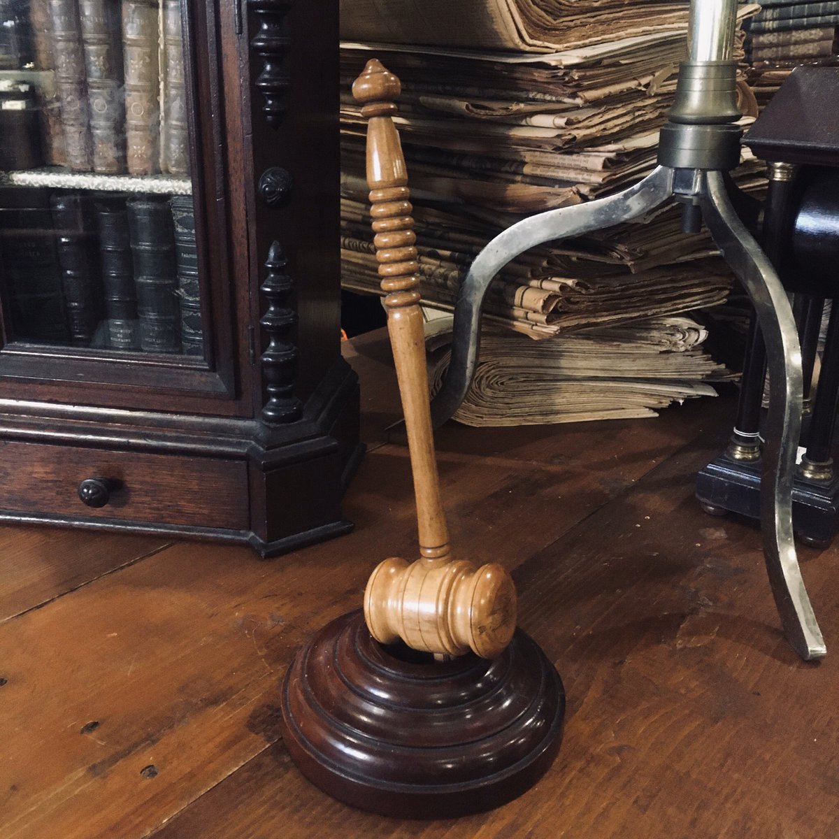 Lecurio ジャッジ ガベル 世期初頭 イギリス 裁判に使っていた古い小槌 ガベルです グリップの装飾がくるくるしていてかわいいですが 打ち付ける為にしっかりとした硬い木で造られています 頭の部品を止めるのにより硬い木釘が使われているのに木工