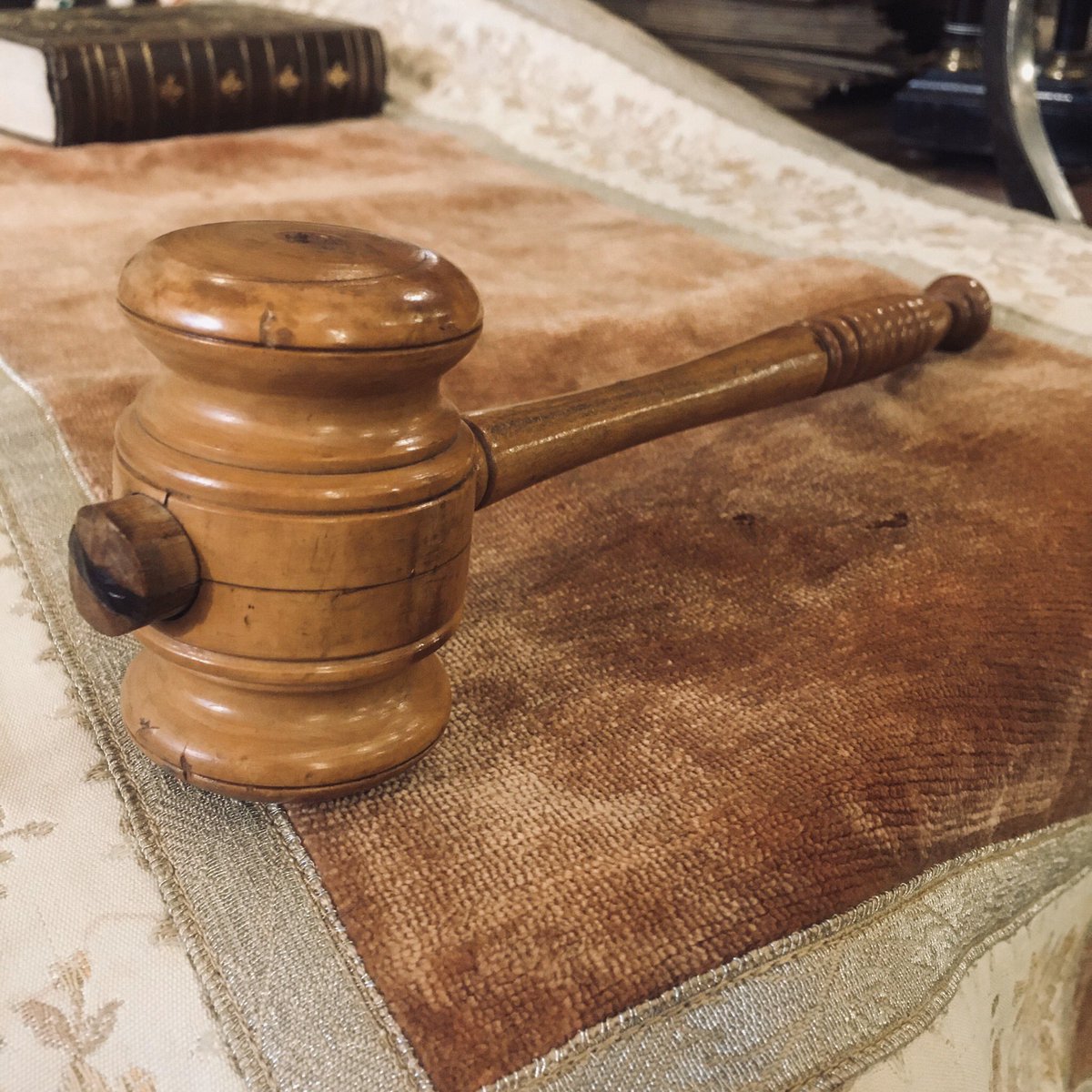 Lecurio ジャッジ ガベル 世期初頭 イギリス 裁判に使っていた古い小槌 ガベルです グリップの装飾がくるくるしていてかわいいですが 打ち付ける為にしっかりとした硬い木で造られています 頭の部品を止めるのにより硬い木釘が使われているのに木工 Lecurio ジャッジ ガベル 世期初頭 イギリス 裁判に使っていた古い小槌 ガベルです グリップの装飾がくるくるしていてかわいいですが 打ち付ける為にしっかりとした硬い木で造られています 頭の部品を止めるのにより硬い木釘が使われているのに木工