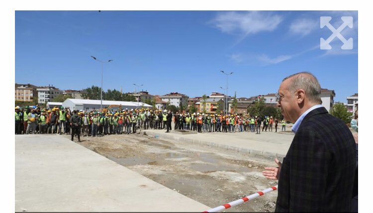 s_nci's tweet photo. Araya elli metre mesafe koymuşlar, kendilerini bizden izole etmişler, bizi ise balık istifi gibi yığmışlar. Bir de komutla alkışlamak zorunda bırakılmışız. İtiraz etsek anında işsiziz. Ne yapalım biz? Allah kimseyi kimseye muhtaç etmesin. Yoklukla imtihan zor. Çok zor:( https://t.co/bJiaj9mh7T