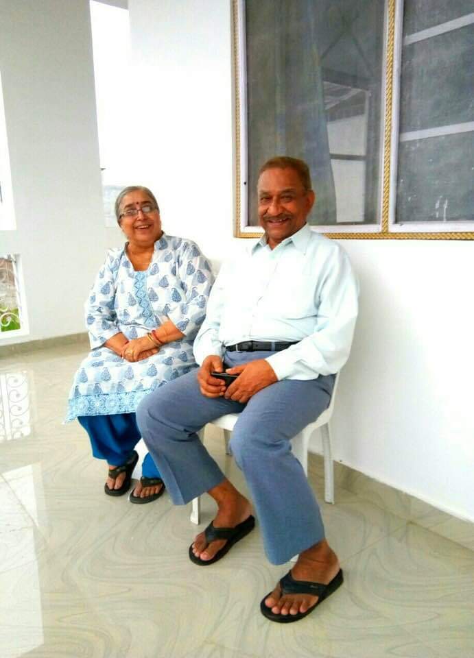 sujatavidu's tweet photo. My pillars of strength! ❤
( Apart from everything else they are the reason why I dress up everyday whether at home or stepping out...) 😀
#momanddad #parents #JabalpurDiaries #Inspiration #proudofmyparents #smilingduo https://t.co/gh8S3yaJu3