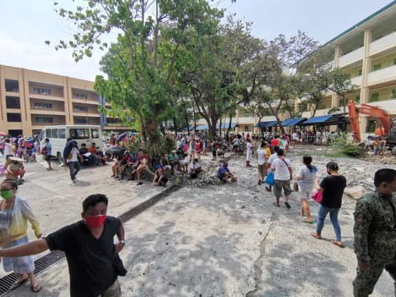 As of 2:00pm, those lining up have been let inside Bagong Pag-asa Elementary School. Authorities say they will keep the queue open until midnight, which is the deadline set by the DILG for SAP distribution. Photo by my Asst. Cameraman Dennis Frilles |  @cnnphilippines