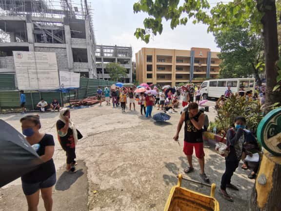 As of 2:00pm, those lining up have been let inside Bagong Pag-asa Elementary School. Authorities say they will keep the queue open until midnight, which is the deadline set by the DILG for SAP distribution. Photo by my Asst. Cameraman Dennis Frilles |  @cnnphilippines