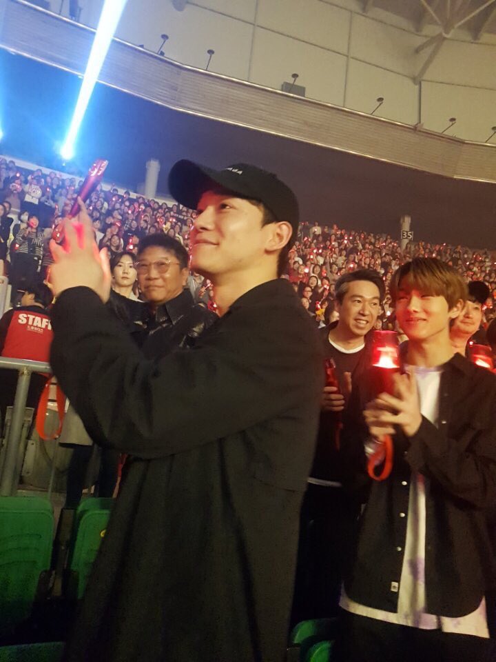 likhainestudio's tweet photo. Omg jongdae was seen attending yixing first online solo concert, xingdae 😭
#XINGCON https://t.co/C4OeGYKsT0