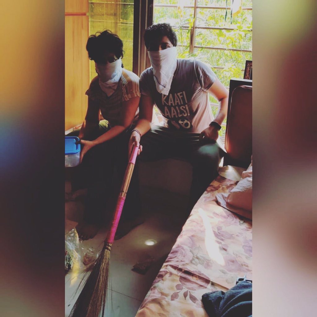 UpadhyeSoham's tweet photo. Soo today this kaafi aalsi guy😜
Decided to help her in cleaning the room, cleaning the fan and obviously there were 2/3 “tsk tsk tsk” moments 😂
I continued to help her, and for that I lover her immensely. My day is incomplete without your “tsk tsk tsk” 😂😂(2/2) #motherday2020 https://t.co/PuwR0ESs5K
