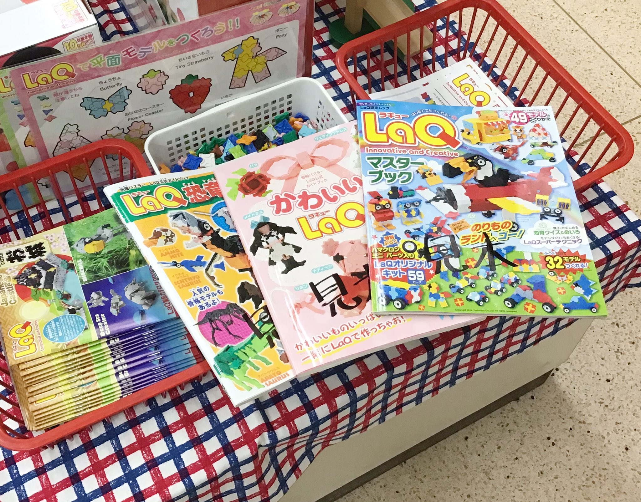 おもちゃのキムラです 富士市吉原商店街にあります 専用p２台完備 木のおもちゃ Laq ミニ四駆など Laqラキューの作り方公式ガイドブックの取り扱いを始めました 男の子 女の子用 それぞれ入門者向けを中心に揃えました 今後さらに増えていく予定