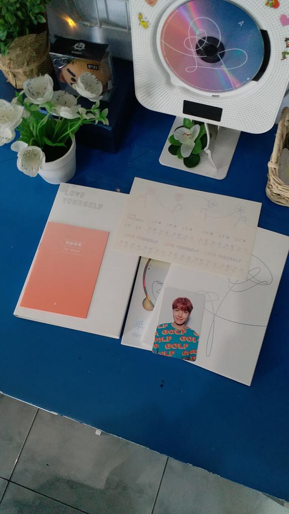 chaxjk's tweet photo. WANT TO SELL
WTS BTS ALBUM LOVE YOURSELF HER V
FULLSET NO POSTER❌

190k✔

Detail
▪Sticker
▪CD
▪NOTES
▪JHOPE PHOTOCARD

Detail gambar bisa DM🙏🏻
Help RT⚠️

Tag: wtb wts persona mots 7 pc jungkook taehyung want to buy 
@BTS_SellingINA @BTSTrade_INA @BTSTradingINA @BTSTradeINDO https://t.co/4KLEI6TFM0