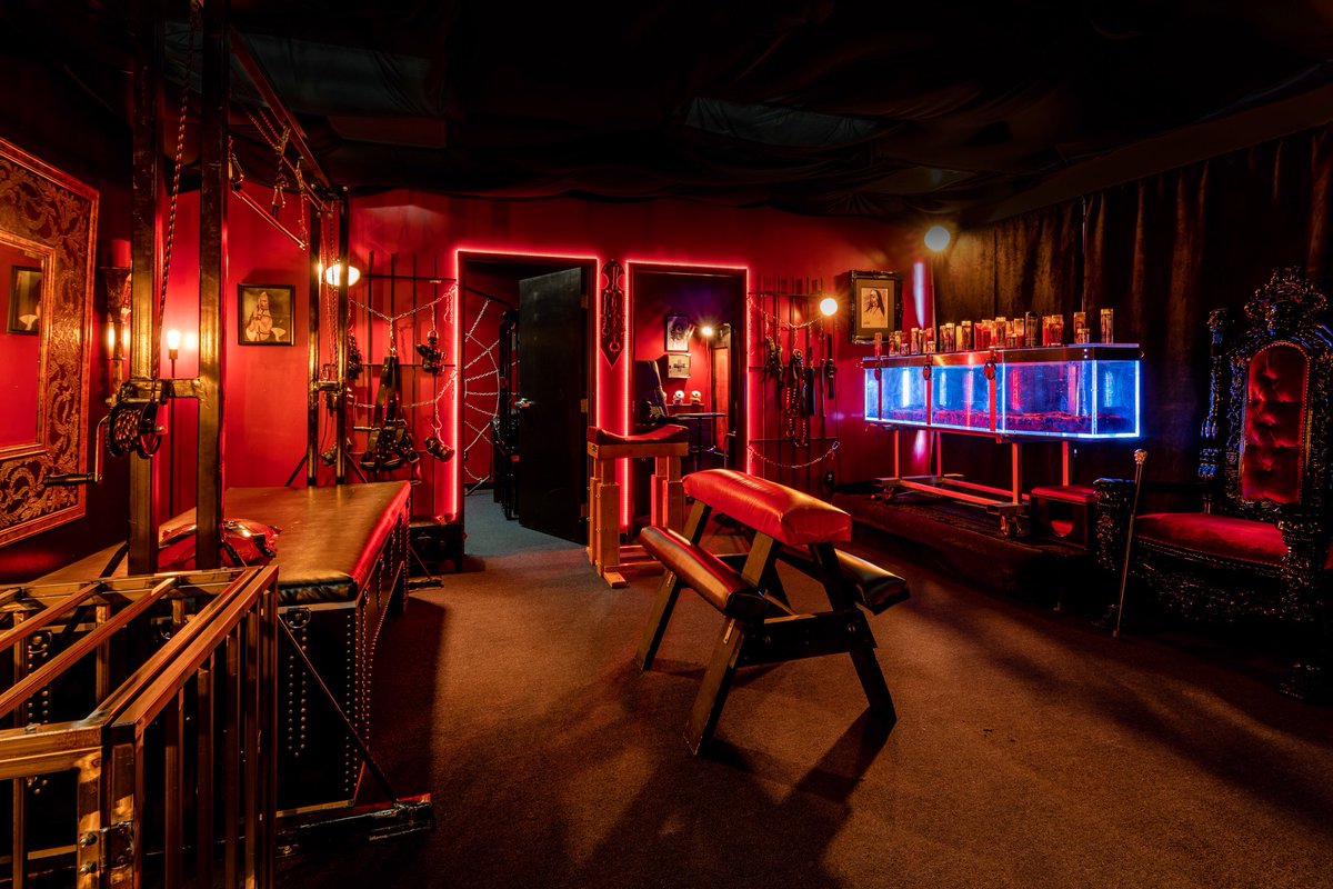 midnightmanorsd's tweet photo. The Amazing @midnightmanorsd Kink Play Space 😈 https://t.co/WjEtEwYrHi