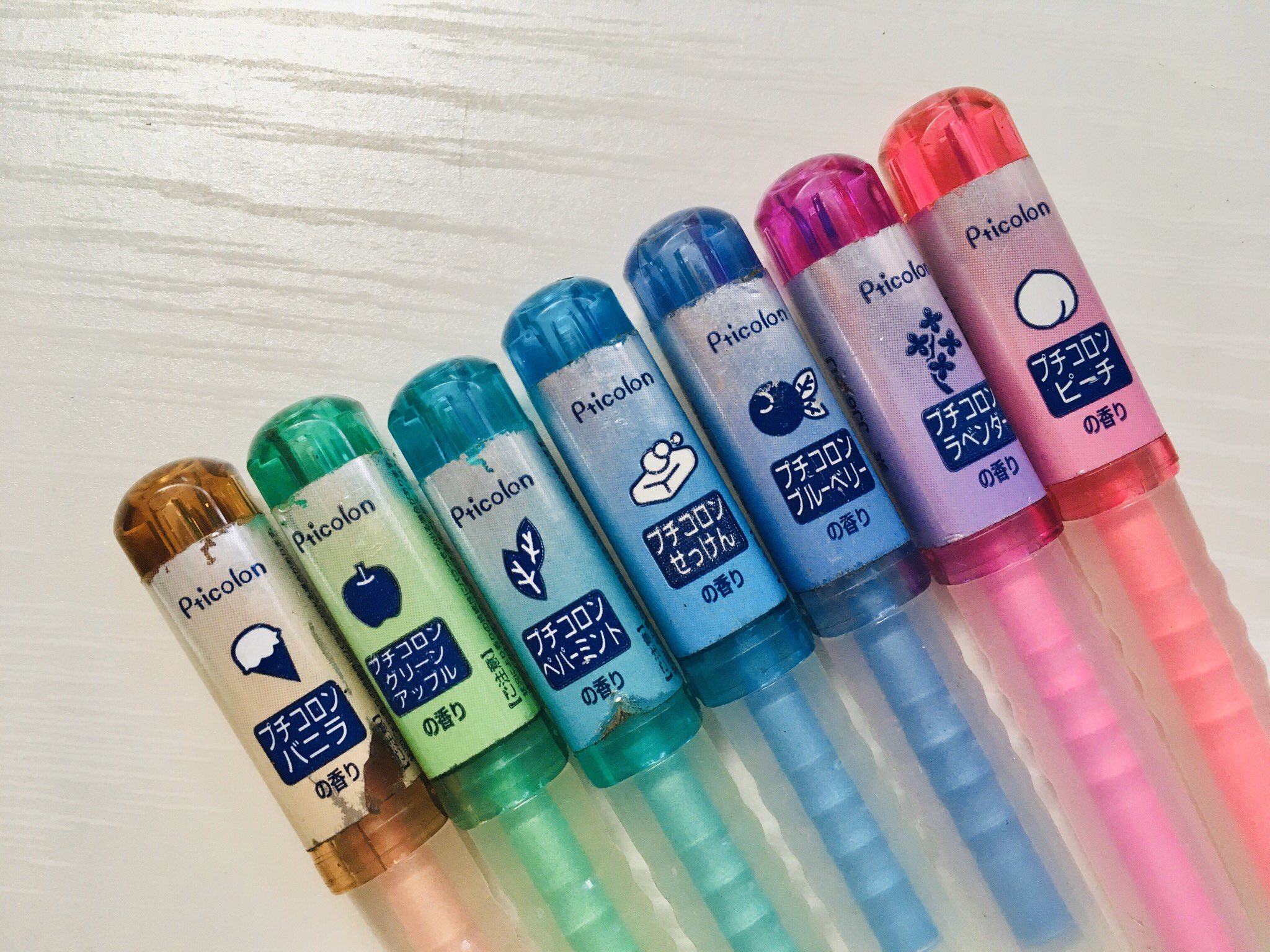 タタ村さん ɐɯɐɹnʞɐs ᴉʞnzᴉw 私と同世代のアラサーの仲間たちよ 小学生のころに香り付きボールペン プチコロン が流行ったことを覚えているだろうか 今は無き実家から引き揚げた段ボールの中から発掘 見た目は既にボロいものの インクはまだ残っ タタ村さん ɐɯɐɹnʞɐs ᴉʞnzᴉw 私と同世代のアラサーの仲間たちよ 小学生のころに香り付きボールペン プチコロン が流行ったことを覚えているだろうか 今は無き実家から引き揚げた段ボールの中から発掘 見た目は既にボロいものの インクはまだ残っ