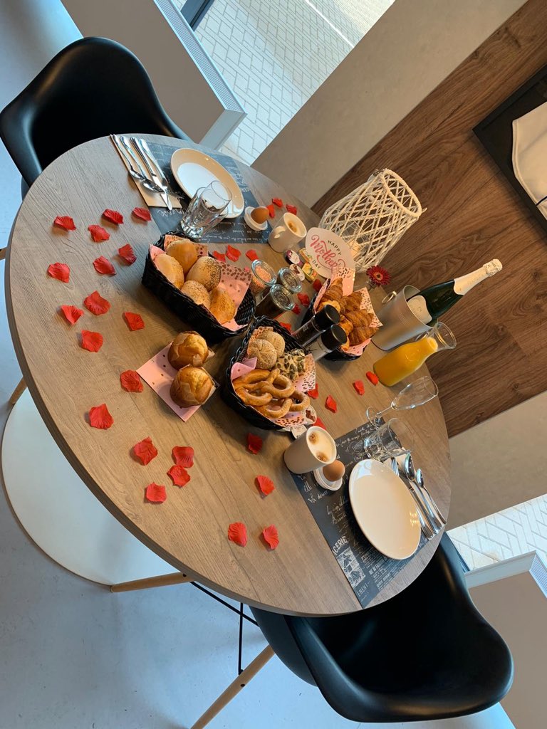 Moederdag begint goed voor al de lieve mama’s in het hotel ❤️ Fijne moederdag! 
#moederdag #hotel #ontbijt #haarlem #ibisstyles #verwendag