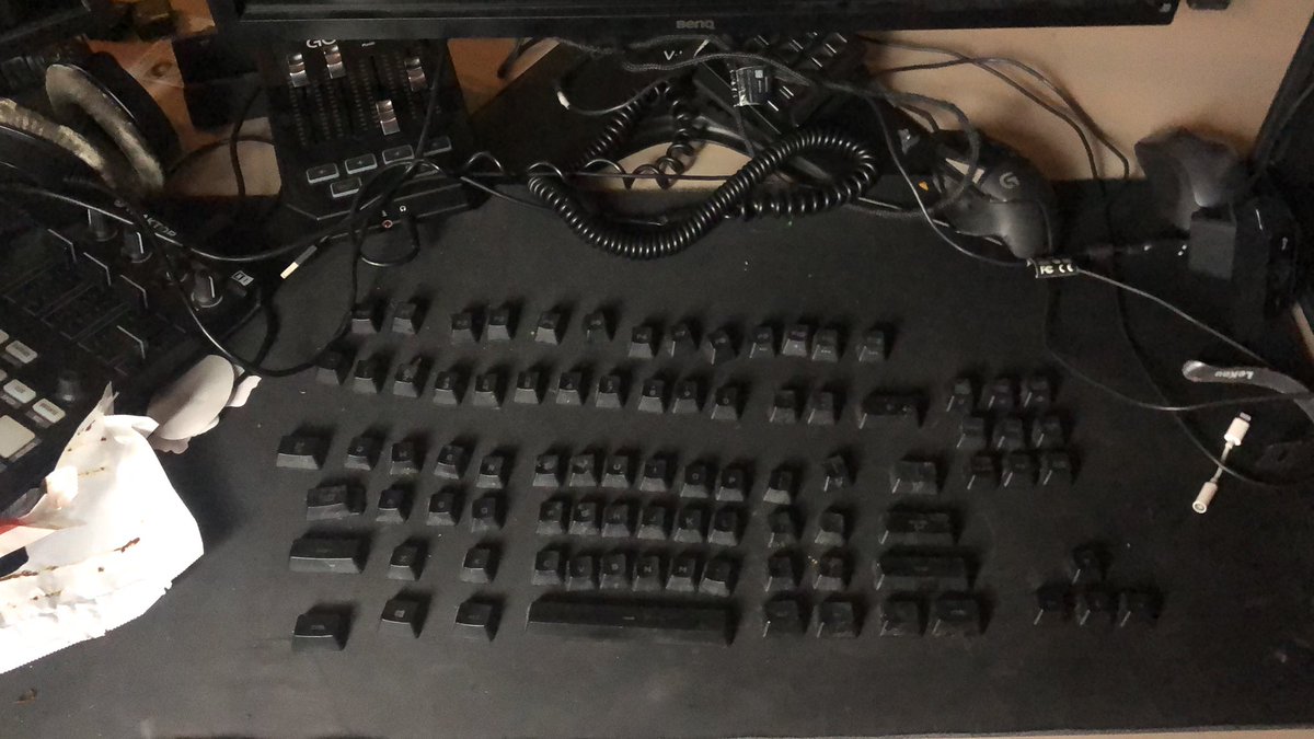 shaddowgg's tweet image. #keyboardkeys 2 años sin limpiar el keyboard 😅