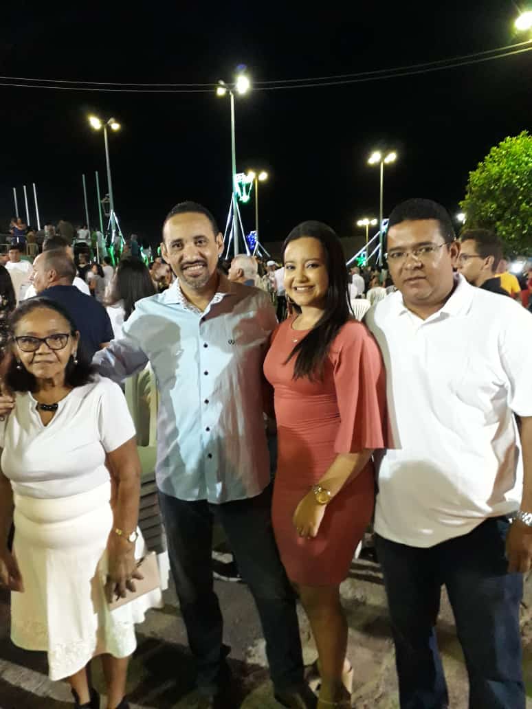 Mãe:
palavra pequena, mas com um significado infinito, pois quer dizer amor, dedicação, renúncia a si própria, força e sabedoria. Ser mãe não é só dar a luz e sim, participar da vida dos seus frutos gerados ou criados.
Obrigado por termos você.