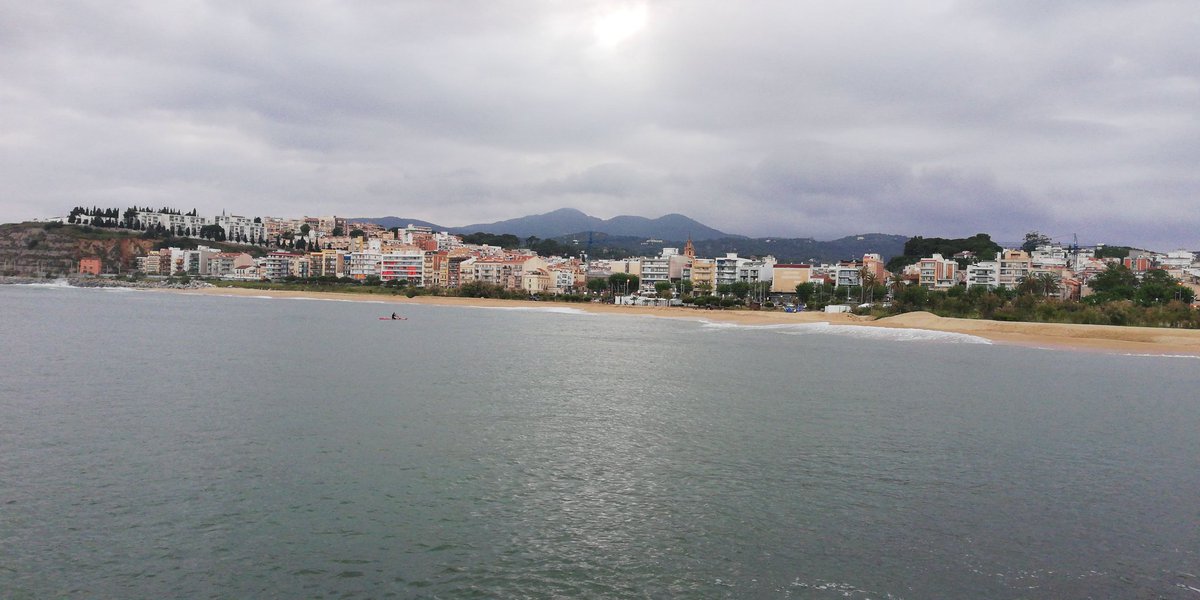 elisendafg's tweet photo. Ahir vaig sortir a passejar SOLA per primera vegada des d fa mesos. Vaig estar 10 minuts al #MillorLlocDelMón, però van ser els 10 minuts més relaxants q recordo en molt temps. Vistes d'Arenys, el mar i el so d les onades. #desconnexió #AgafantForces #SenseNens #ArenysDeMar https://t.co/PwLzepTqJ4