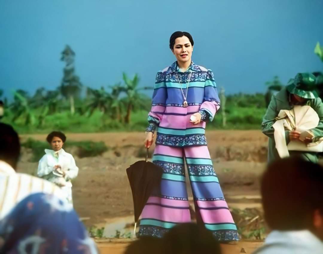 ว่าไม่ได้​ ​ ชุดสวยมาก​ เทสดีมาก​ born to​ be​ มาก​ ไม่เหมือน... /พ้อยขามอง