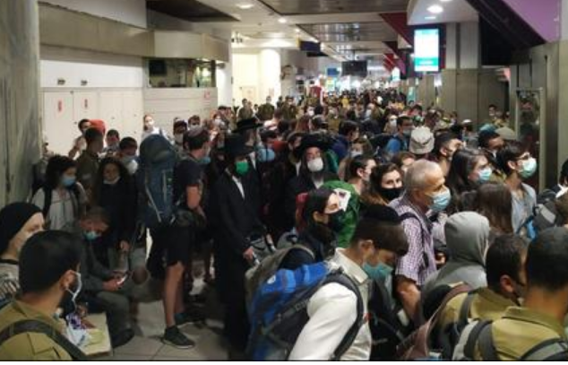 mikelayestaran's tweet photo. Otro ejemplo de problema en la #Desescalada
Los autobuses de #Israel solo permiten que suba la mitad de los pasajeros para mantener la distancia social, pero la estación de #Jerusalen está abarrotada 
Foto Matania Dagan / @ynetnews
https://t.co/9Ab5wrabV6 https://t.co/X3WudDEL9b