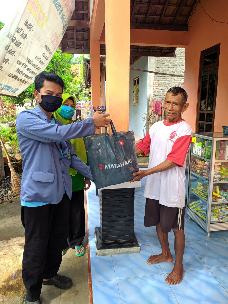 IPPNU Desa Surajaya membagikan masker kepada warga melalui ketua RT

#pemkabpemalang
#kabarpemalang
#harianpemalang
#pakjun