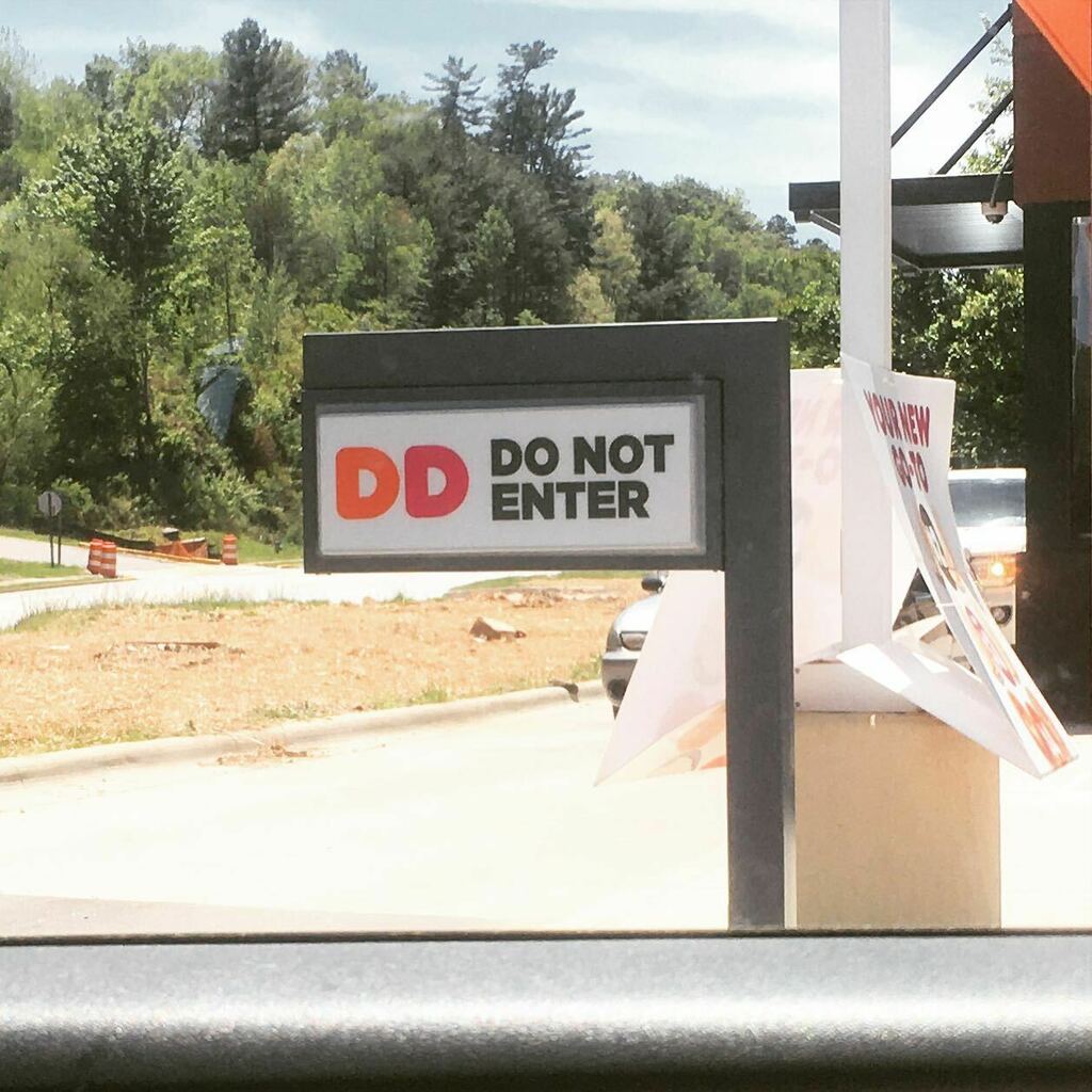 Intaglio_us's tweet photo. ...was so cold this morning that Dunkin’ Donuts was stuttering. https://t.co/I5meqiZkb3 https://t.co/A8J9OKvJXd