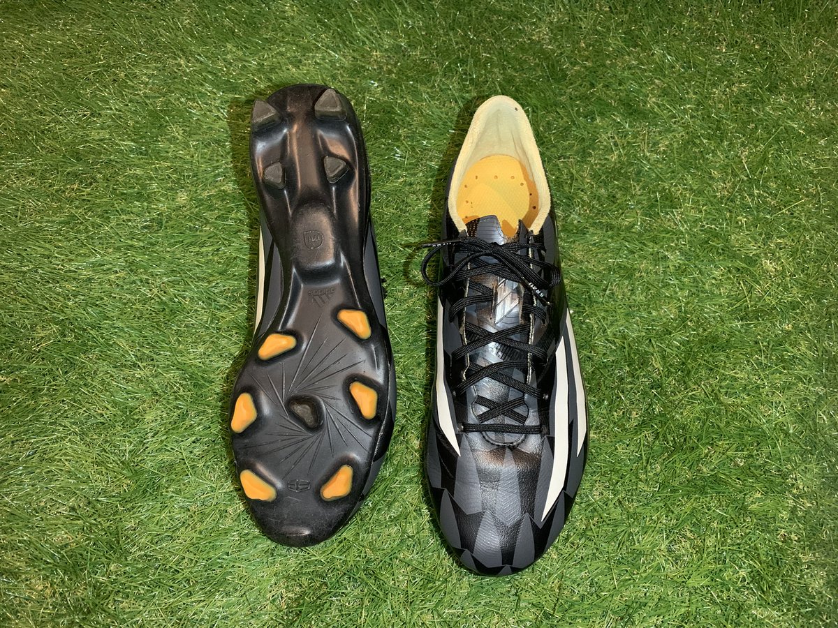 shiocap's tweet photo. #アディゼロ4 国内は未展開だった #PitchBlackCollection。当時@ProD_Soccer で買うか悩み結局買わずで後悔していた一足。#eBay でPre-Ownedでしたがマイサイズが$93.45(送料込)には飛びついてしまいました。ヒールライナーはだいぶ色褪せてますが状態は思ったほど良かった。24.5cmで145g/片足は流石。 https://t.co/rmz8uMiC26