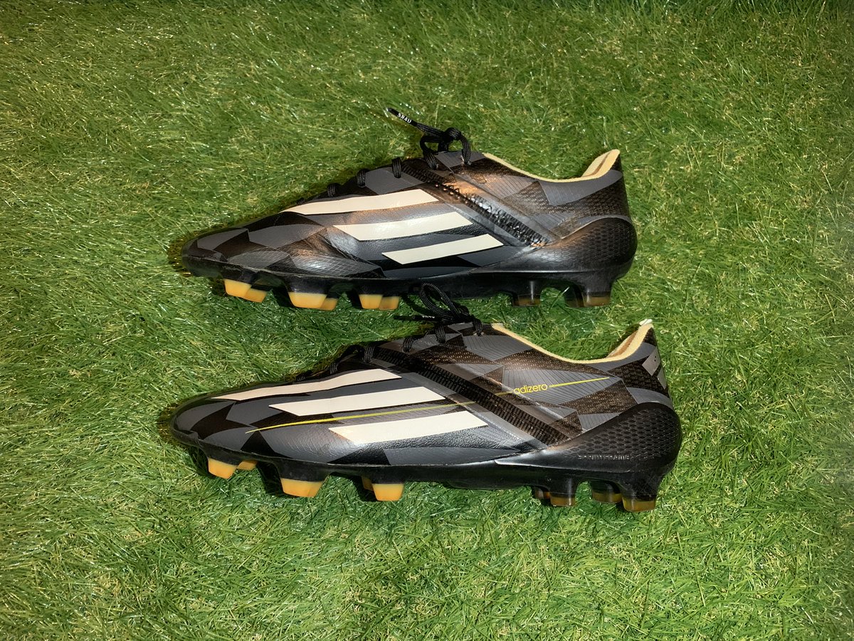 shiocap's tweet photo. #アディゼロ4 国内は未展開だった #PitchBlackCollection。当時@ProD_Soccer で買うか悩み結局買わずで後悔していた一足。#eBay でPre-Ownedでしたがマイサイズが$93.45(送料込)には飛びついてしまいました。ヒールライナーはだいぶ色褪せてますが状態は思ったほど良かった。24.5cmで145g/片足は流石。 https://t.co/rmz8uMiC26
