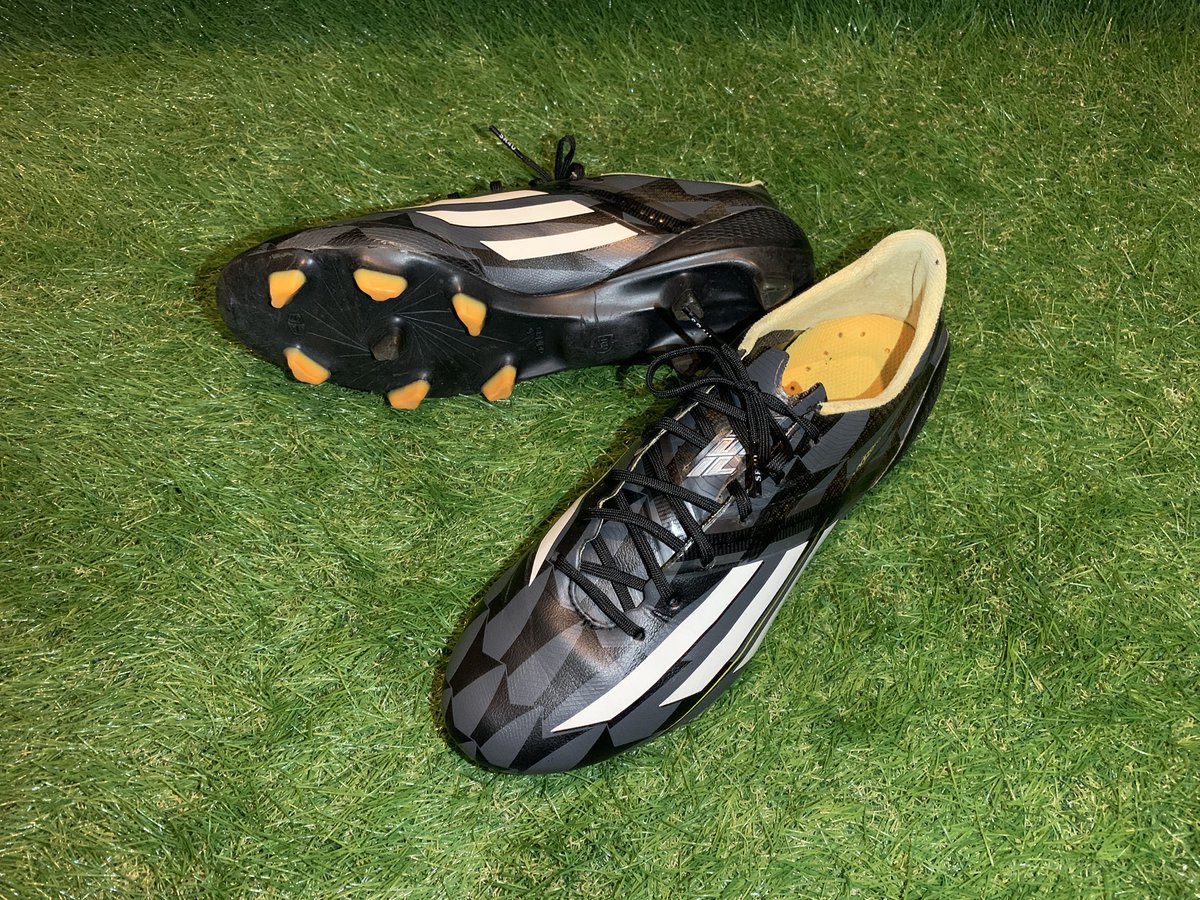 shiocap's tweet photo. #アディゼロ4 国内は未展開だった #PitchBlackCollection。当時@ProD_Soccer で買うか悩み結局買わずで後悔していた一足。#eBay でPre-Ownedでしたがマイサイズが$93.45(送料込)には飛びついてしまいました。ヒールライナーはだいぶ色褪せてますが状態は思ったほど良かった。24.5cmで145g/片足は流石。 https://t.co/rmz8uMiC26