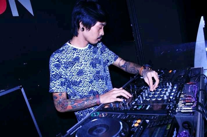 Music adalah music 😁
.
.
.
#dj #discjokey #music #EDM #electro #Dance #musicdj #rajaproject #gustiraja