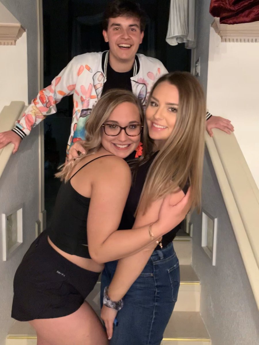 KatelynReichle's tweet photo. happy bday tay I love you, went through some rough looking phases together😙 having fun rn😘😘 @taylorrrjones https://t.co/7fLYTagxBZ