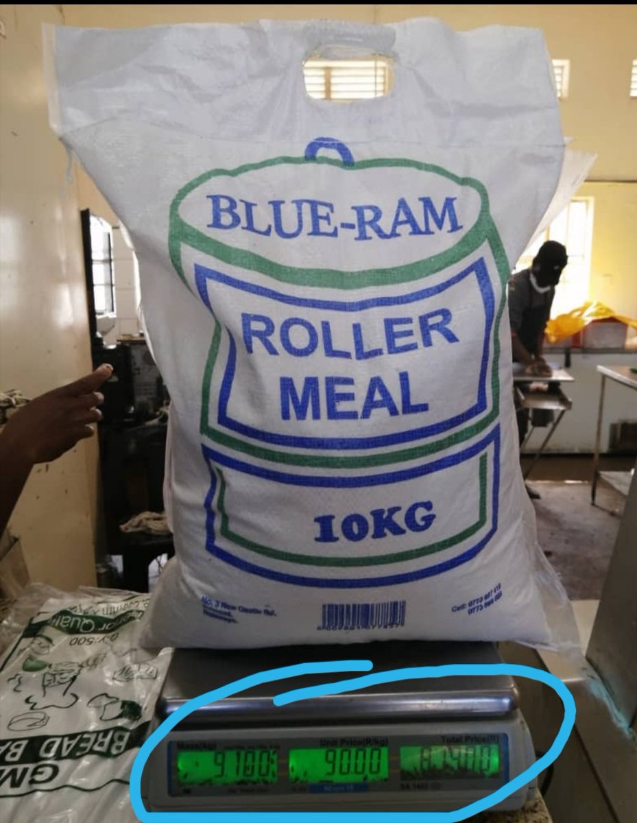 nickmangwana's tweet photo. We wake up to a 10kg which is actually 9.1kg and a 5kg that is actually 4.6kg. Is this daylight robbery or there is some viable scientific explanation why mealie meal spontaneously loses weight after being packaged? https://t.co/TxW2pScLn9