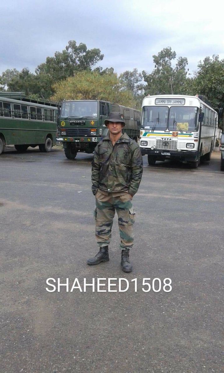 SHAHEED15081947's tweet photo. #handwada Operation में शहीद हुए #Punjab के नायक राजेश गोदारा जी कश्मीरी बच्चे के साथ अच्छे पल बिताते हुए। #IndianArmy जंग और दिल जीतना अच्छी तरह से जानती है।  🙏🙏🙏
@IndianArmyNewsH @indian_soldier @dpkpillay12 @amritabhinder @ShivAroor @MajorAkhill @MajorSaurabhSh1 https://t.co/P8GnRkKYsp