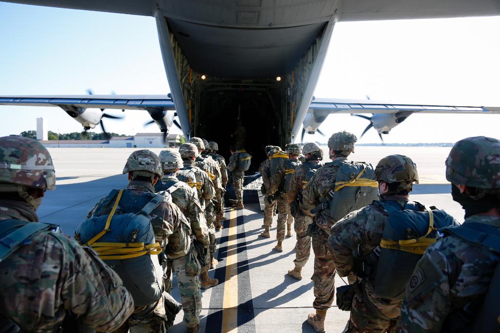 USArmy's tweet photo. Take to the skies!

Paratroopers with @Strike_Hold conduct airborne operation on @FtBraggNC, May 7, 2020. 

The operation marks their return to limited #training operations while following health and safety guidelines to prevent the spread of #COVID19 

Photos by @82ndABNDiv https://t.co/2uyYmBgwPR
