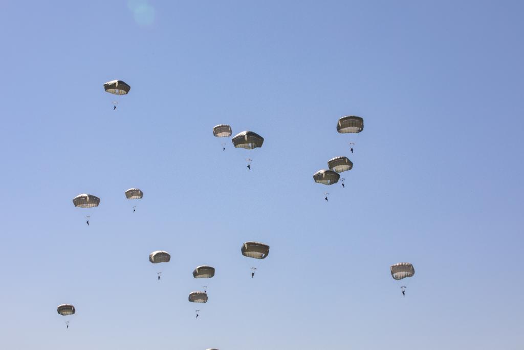 USArmy's tweet photo. Take to the skies!

Paratroopers with @Strike_Hold conduct airborne operation on @FtBraggNC, May 7, 2020. 

The operation marks their return to limited #training operations while following health and safety guidelines to prevent the spread of #COVID19 

Photos by @82ndABNDiv https://t.co/2uyYmBgwPR