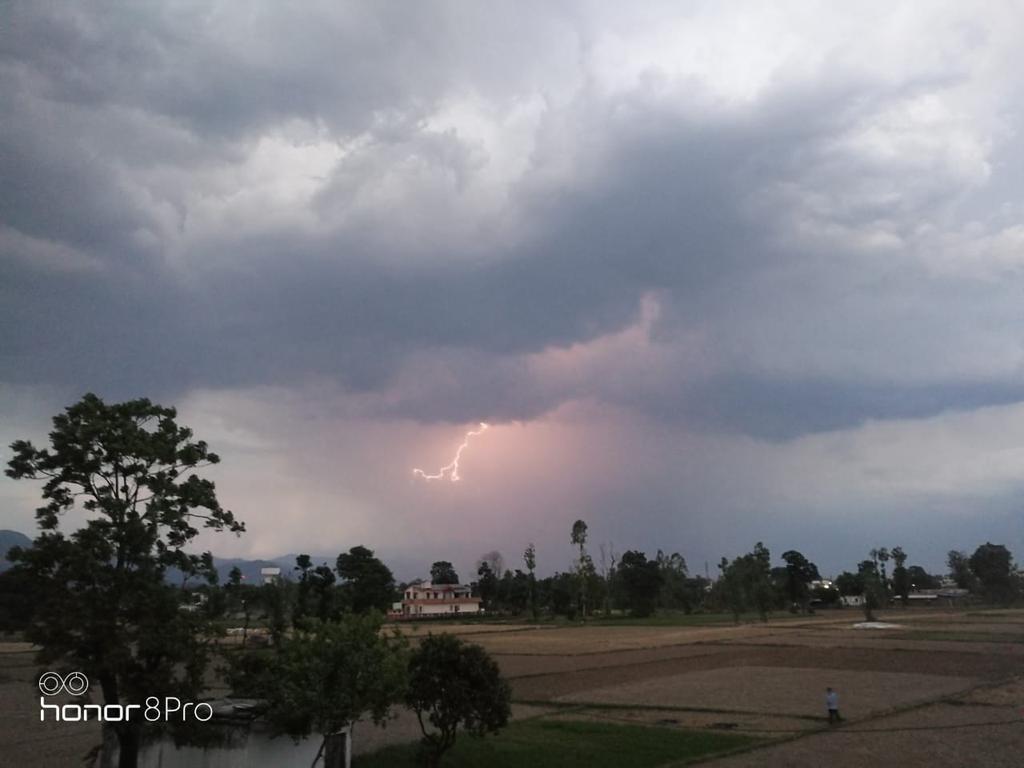 manish_kanwar's tweet photo. @hp_tourism The view of #thunder_lightning on 7th may evening #real_time_capture #photography from #घर_के_झरोखे_से । @hp_tourism https://t.co/EAumC2V4tQ