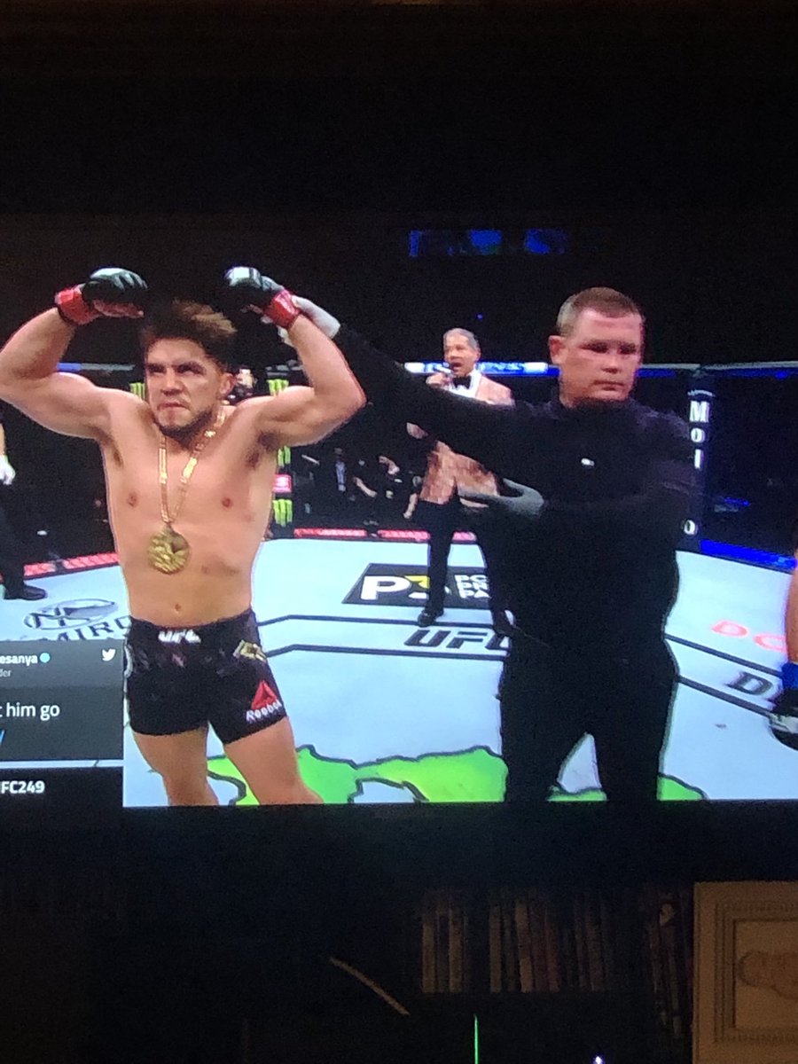 aummann's tweet photo. Horrible stoppage.  How does the ref stop a fight when the fighter is getting up??! https://t.co/rO8v99nDBP
