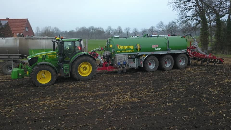 profiMagazin's tweet photo. Ein #JohnDeere 6230R mit #Brir Field Commander vom Lohnunternehmen Thomas Upgang aus Vreden im Einsatz. https://t.co/uwn2WLT0jI