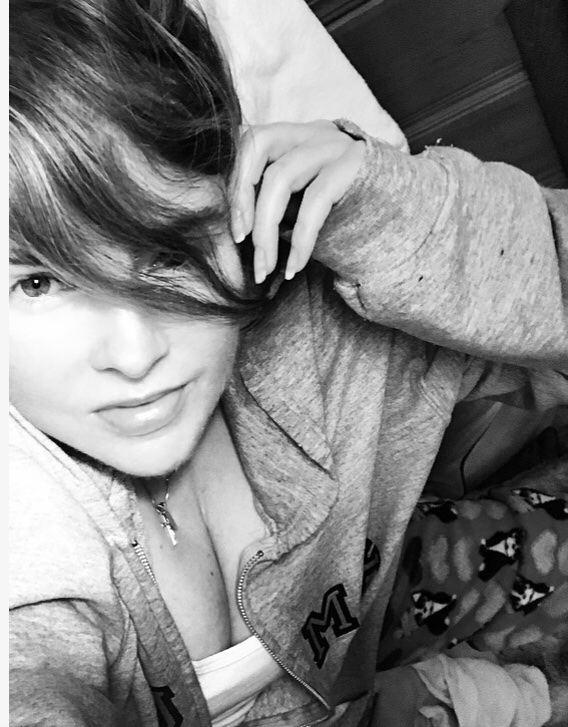 VanessaRaeBent's tweet photo. Quarantine🔐+UFC🤜💥+Champagne🍾🥂 =Happy V #ufc #ufcfightnight #ufc249 #fights #happy #champagne #mma #jammiesallday #mainevent #saturdayvibes #enjoysimplethings #blackandwhite #quarantine #quarantinelife #quarantineselfie https://t.co/IUiQqKlWWH