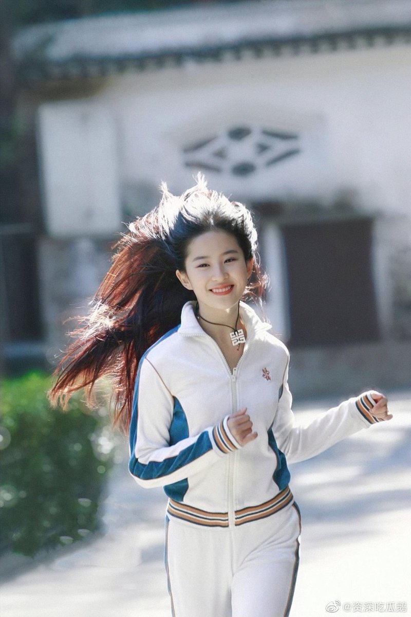 SNH48_15's tweet photo. Liu Yifei's photos that many people have not seen before, are really like young girls, the kind of youthful dancing, full of energy, pleasing to the eyes, people feel better immediately after seeing, and smile.The power to heal people's hearts. #Mulan #liuyifei https://t.co/vkRvn8K6OZ