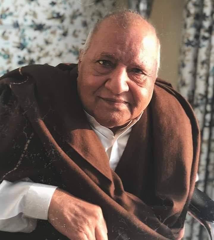 Allpakdramapage's tweet photo. Inna Lillahi wa Inna Elyhi Rajioon 
Legendary Comedian ,writer , poet , actor Ather shah khan Jedi passed away after prolong illness . He was one of the pioneers of Pakistan Televison . Allah Tala maghfirat farmaye aur drajat Buland farmaye Ameen .#RIPJedi https://t.co/XTktlPIhcy