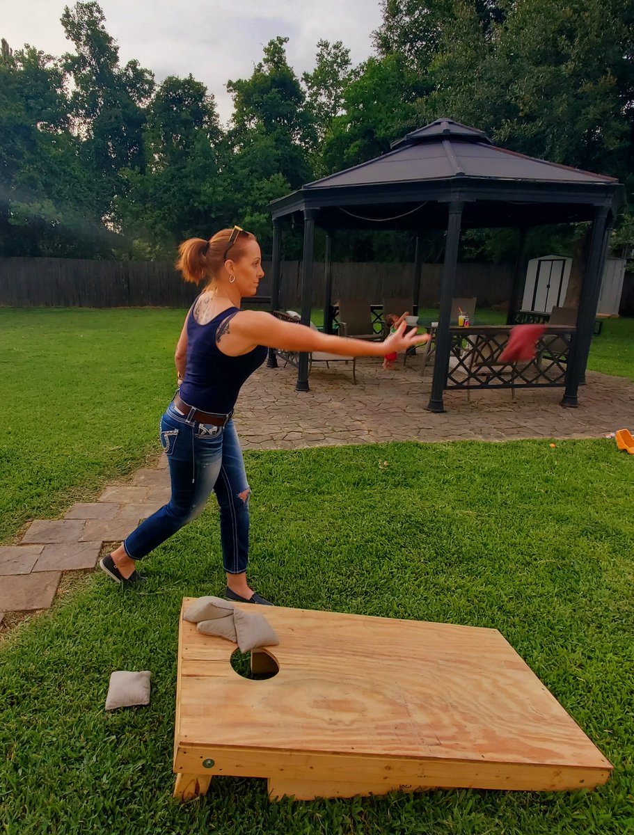 ProSpecialistEm's tweet photo. #Form is EVERYTHING when playing #cornhole ๐๐ผ Not too #shabby for 40๐ #birthdaygirl #overthehill #ronabirthday #armywife #Houston #family https://t.co/zu519Yj5t4