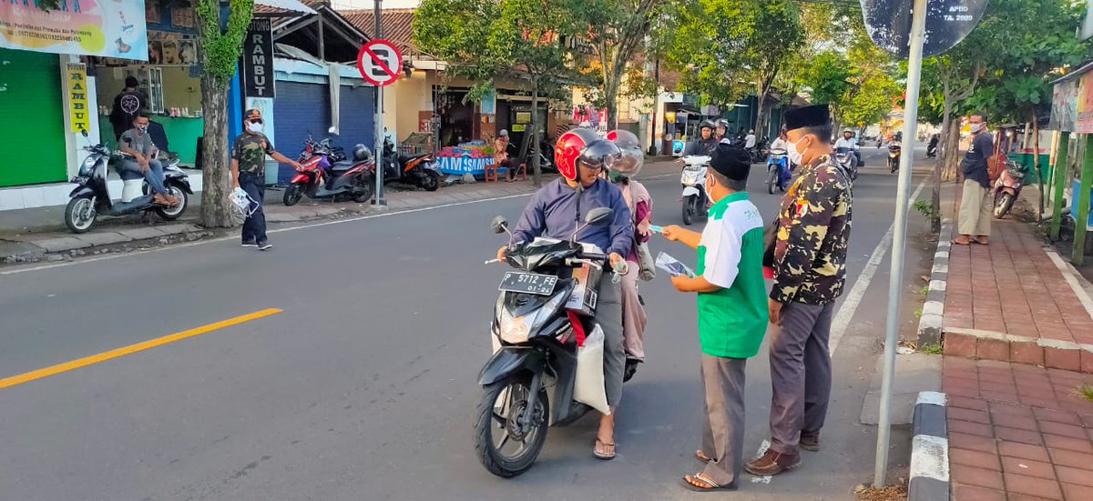 Official_Ansor's tweet photo. Gerakan Pemuda Ansor cabang Karangasem melaksanakan kegiatan pembagian masker di Perempatan Subagan, Kelurahan Subagan, Kecamatan Karangasem, Sabtu (9/5) sore hari. 

#AnsorBelaNegeri https://t.co/MCaSy3coNv