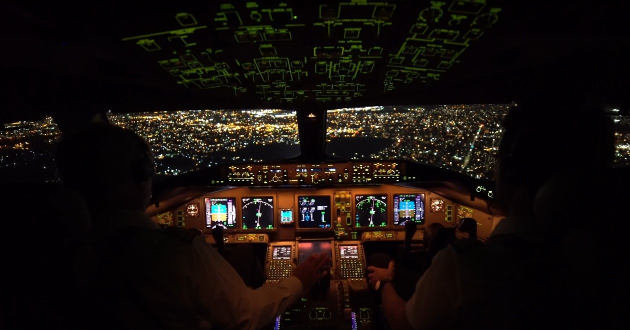 Ночной аэропорт с кабины пилота Боинг 737